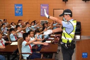 交通安全教育进校园，学生们学习交警手势